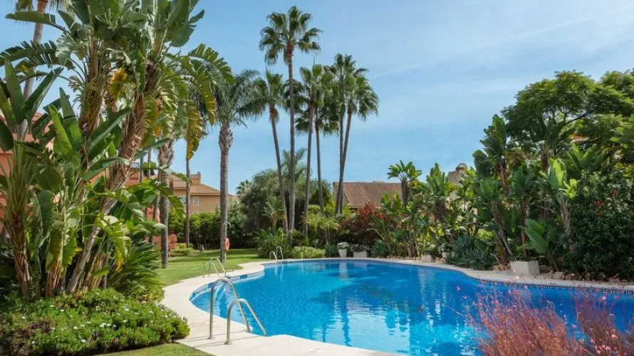 Apartamento de 3 dormitorios en Marbella, Spain No. 268 № 1