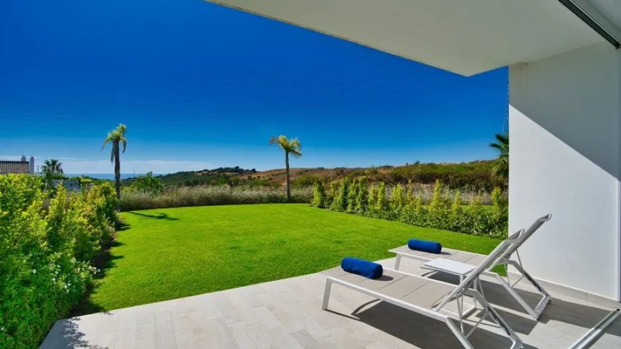 Apartamento de 2 dormitorios en Estepona, Spain No. 655 № 1