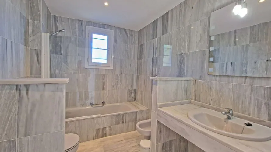 Apartamento de 3 dormitorios en Marbella, Spain No. 623 № 26