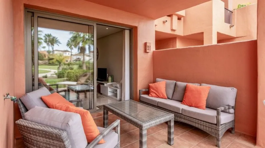 Apartamento de 2 dormitorios en Estepona, Spain No. 338 № 1