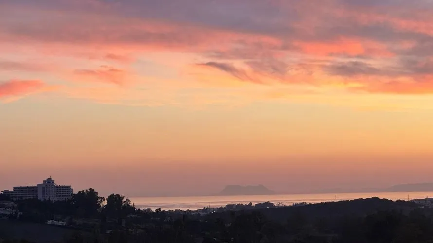 Apartamento de 2 dormitorios en Estepona, Spain No. 447 № 1