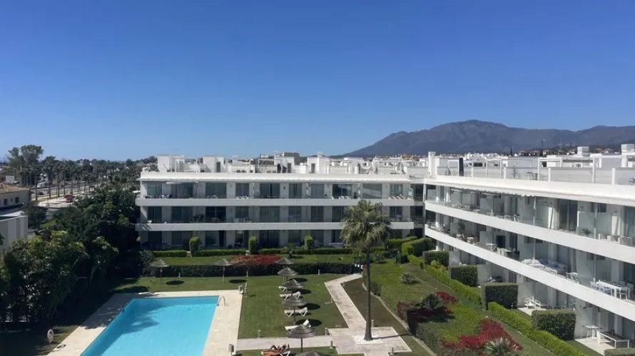 Dúplex de 3 dormitorios en Estepona, Spain No. 669 № 1