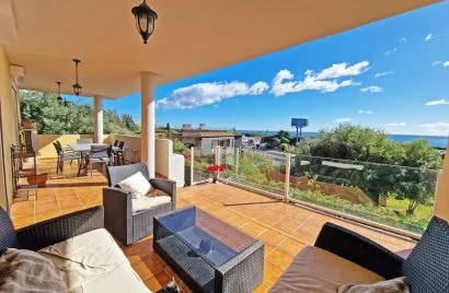 Apartamento de 3 dormitorios en Marbella, Spain No. 623