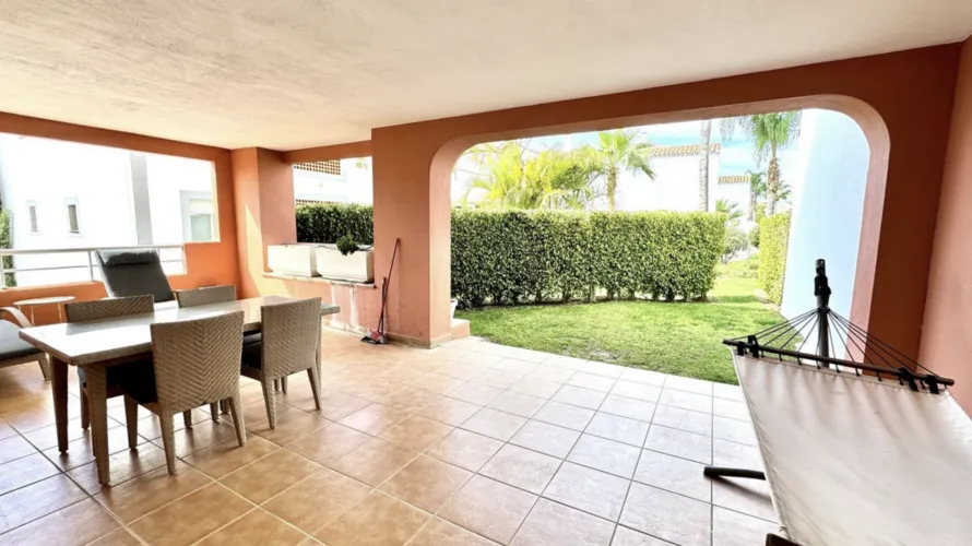 Apartamento de 2 dormitorios en Estepona, Spain No. 540 № 2