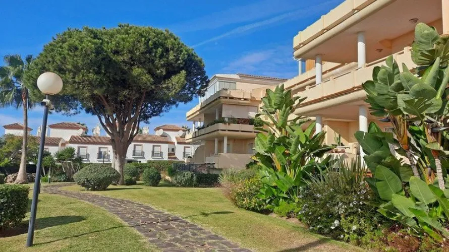 Apartamento de 3 dormitorios en Marbella, Spain No. 623 № 2