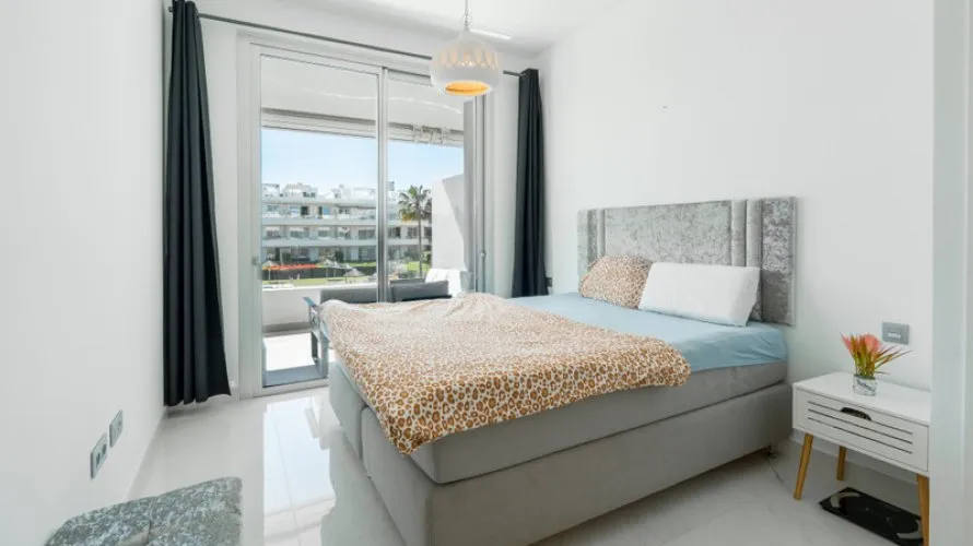 Apartamento de 2 dormitorios en Estepona, Spain No. 648 № 2