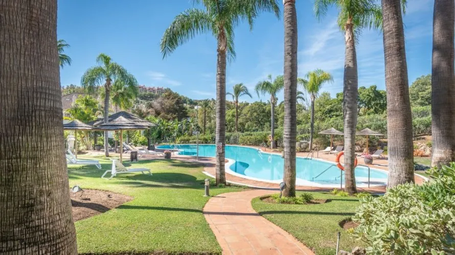 Dúplex de 3 dormitorios en Nueva Andalucía, Spain No. 475 № 2