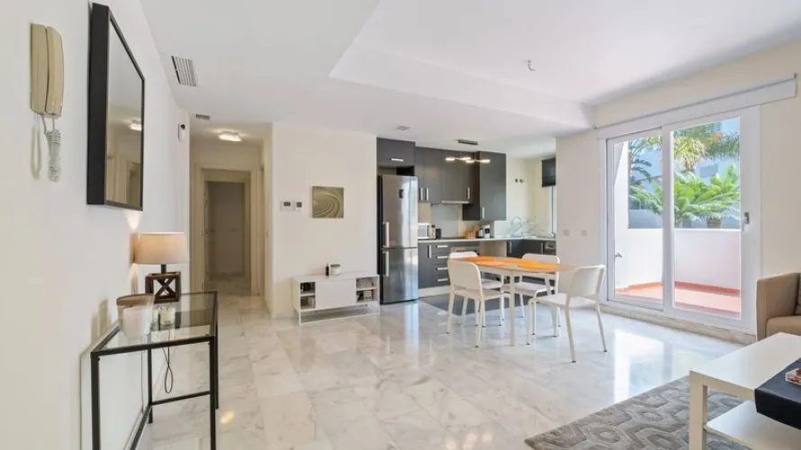 Apartamento de 2 dormitorios en Estepona, Spain No. 647 № 24