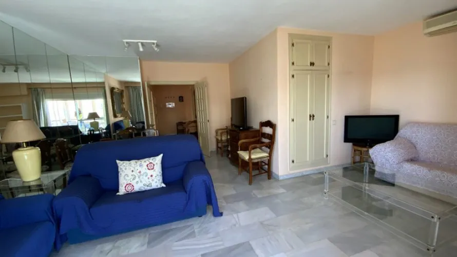 Apartamento de 3 dormitorios en Marbella, Spain No. 356 № 1