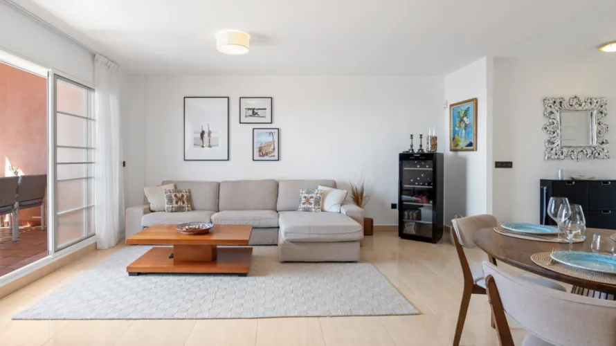 Apartamento de 2 dormitorios en Manilva, Spain No. 705 № 2