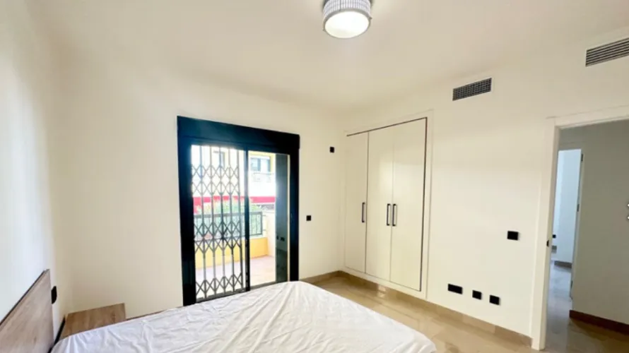 Apartamento de 2 dormitorios en Cortes (San Pedro De Alcantara), Spain No. 698 № 3
