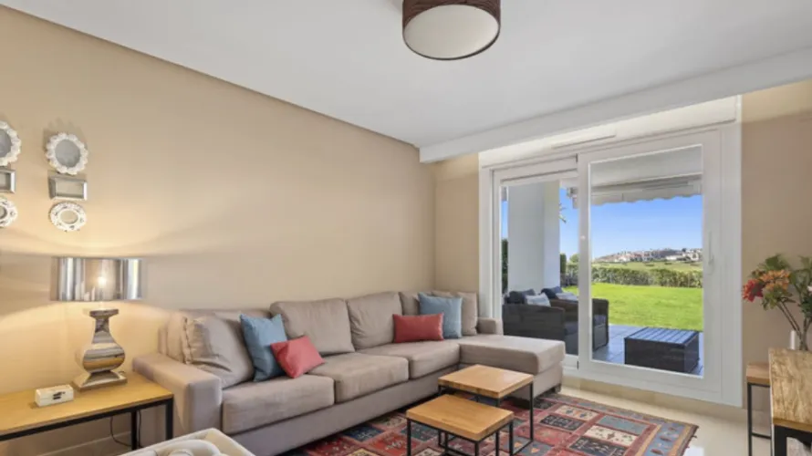 Apartamento de 3 dormitorios en Cortes (San Pedro De Alcantara), Spain No. 656 № 15