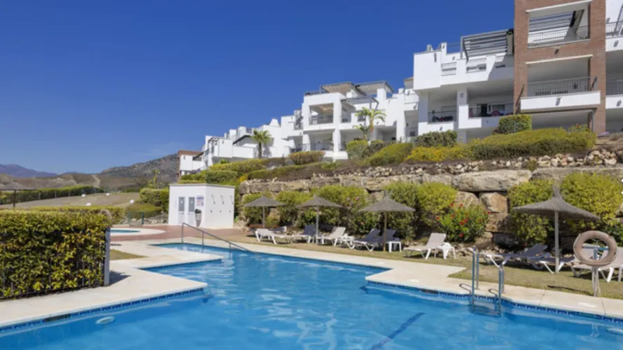 Apartamento de 3 dormitorios en Cortes (San Pedro De Alcantara), Spain No. 656