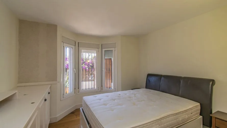 Apartamento de 3 dormitorios en Nueva Andalucía, Spain No. 592