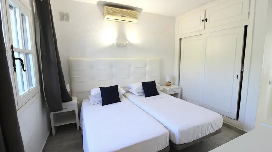 Apartamento de 2 dormitorios en Estepona, Spain No. 783 № 2