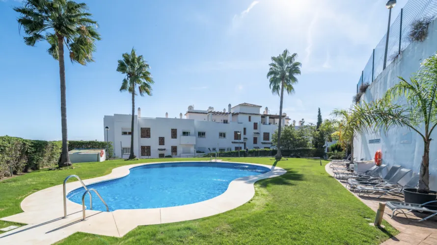 Apartamento de 3 dormitorios en Estepona, Spain No. 474 № 2