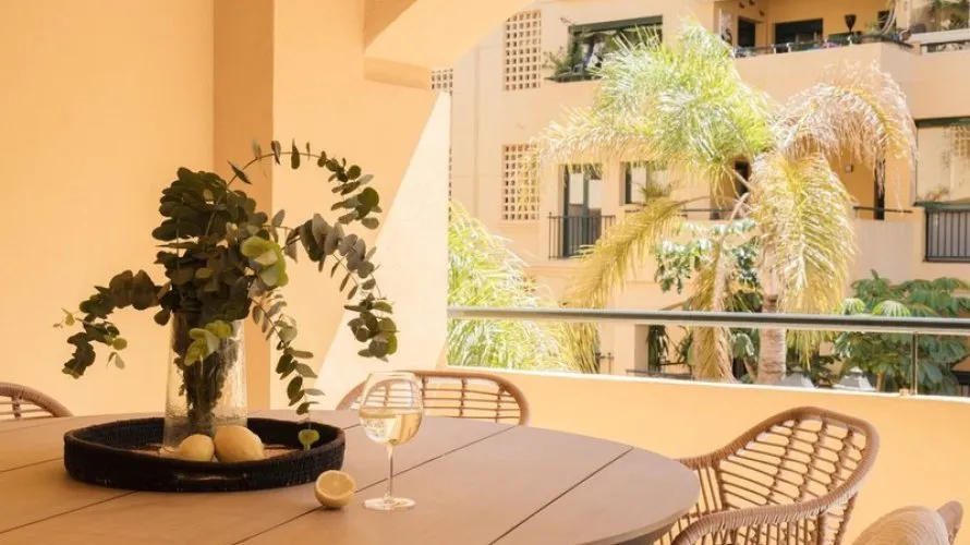 Apartamento de 4 dormitorios en Cortes (San Pedro De Alcantara), Spain No. 723 № 25