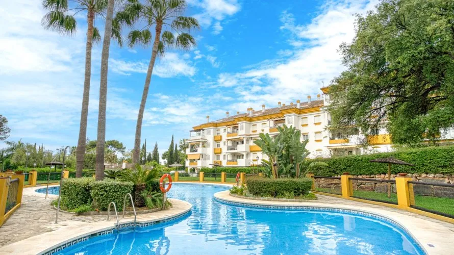Apartamento de 3 dormitorios en Marbella, Spain No. 699