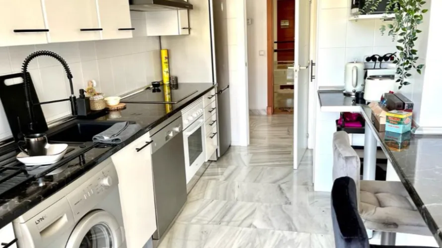 Apartamento de 2 dormitorios en Marbella, Spain No. 764 № 18