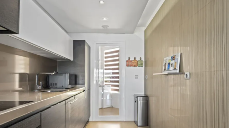 Apartamento de 3 dormitorios en Cortes (San Pedro De Alcantara), Spain No. 656 № 12