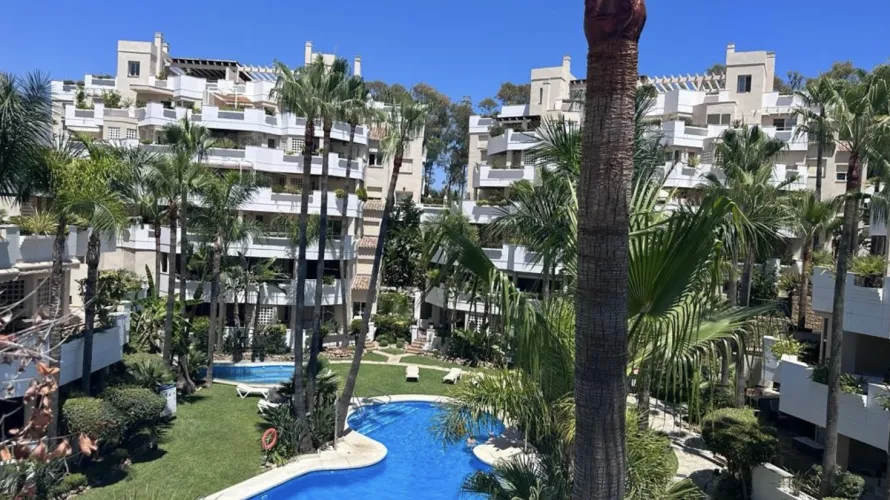 Apartamento de 3 dormitorios en Marbella, Spain No. 581