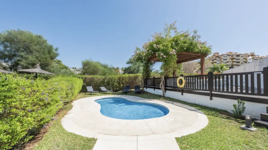 Apartamento de 2 dormitorios en Estepona, Spain No. 466