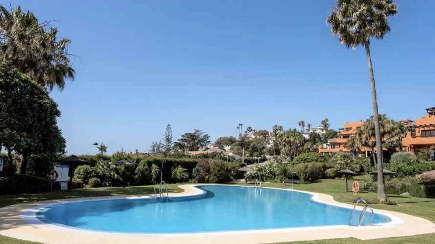 Apartamento de 2 dormitorios en Estepona, Spain No. 610 № 3