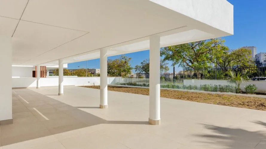 Apartamento de 2 dormitorios en Estepona, Spain No. 296 № 1