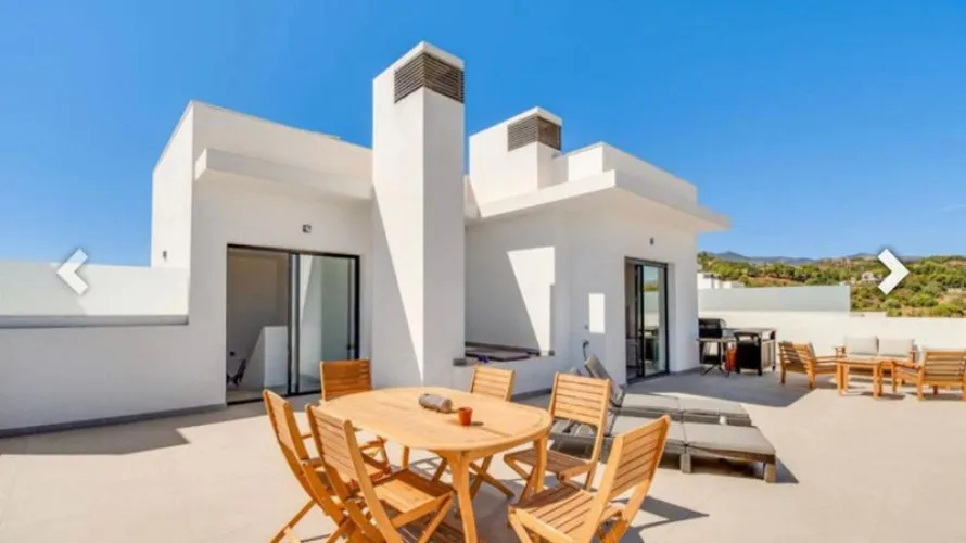 Dúplex de 3 dormitorios en Estepona, Spain No. 525 № 2