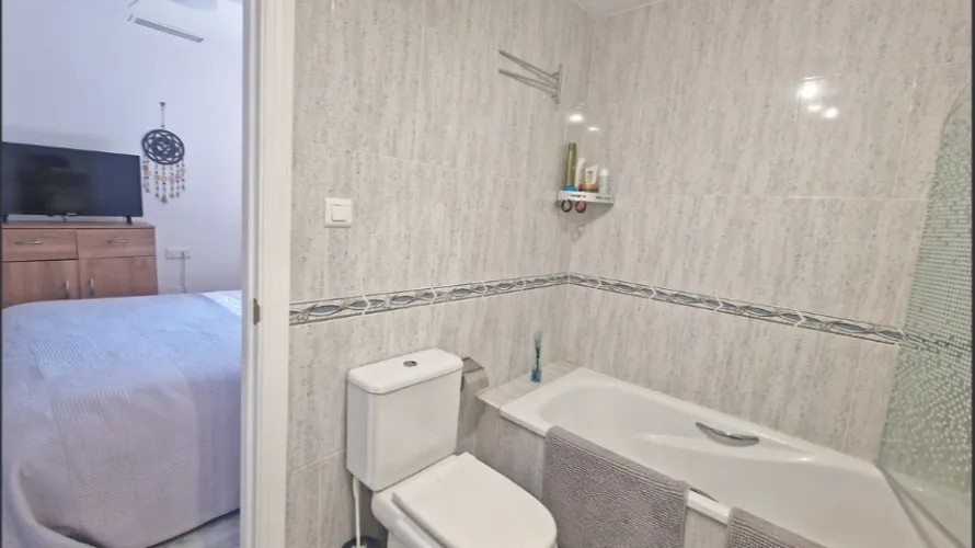 Apartamento de 2 dormitorios en Mijas Costa, Spain No. 750 № 7