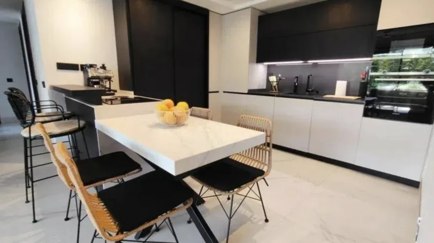 Apartamento de 3 dormitorios en Cortes (San Pedro De Alcantara), Spain No. 719 № 4