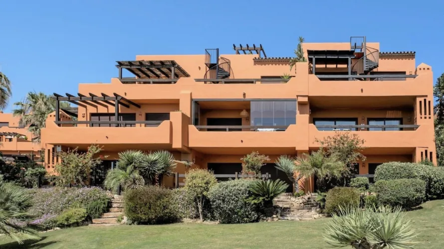 Apartamento de 2 dormitorios en Estepona, Spain No. 610 № 2