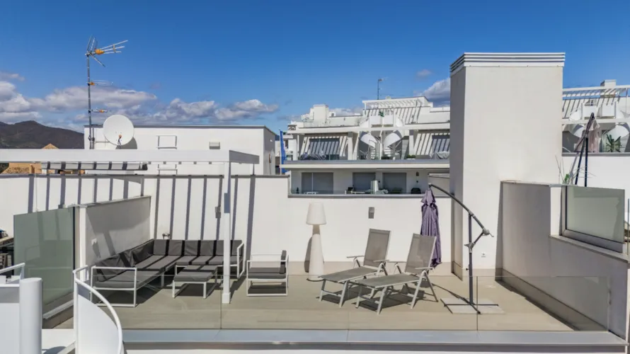 Dúplex de 2 dormitorios en Estepona, Spain No. 528 № 2