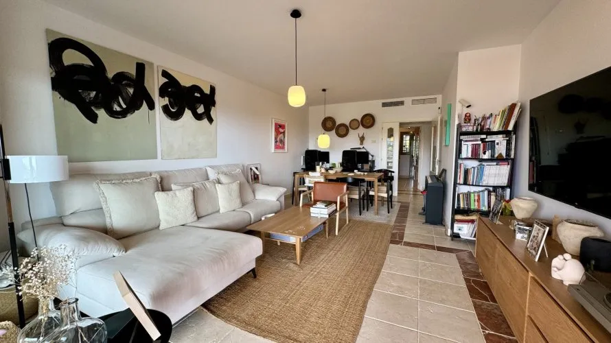 Apartamento de 2 dormitorios en Estepona, Spain No. 447