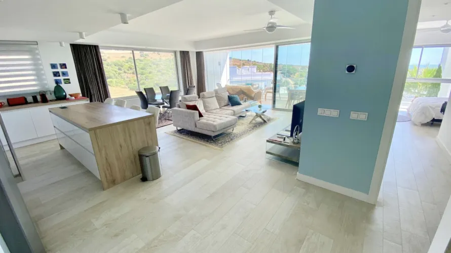 Apartamento de 3 dormitorios en Estepona, Spain No. 780 № 2