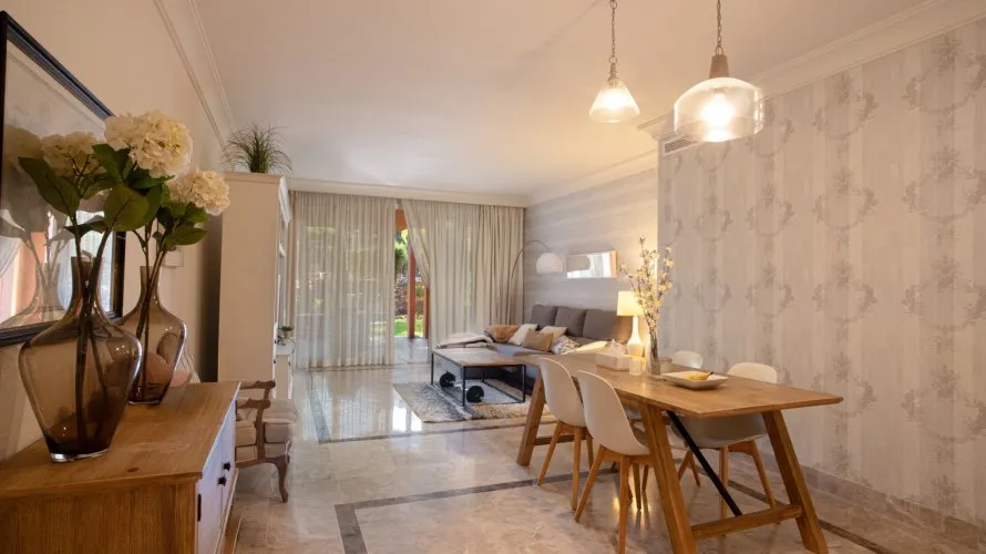 Apartamento de 2 dormitorios en Marbella, Spain No. 688 № 2