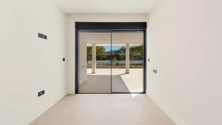 Apartamento de 3 dormitorios en Estepona, Spain No. 295 № 9