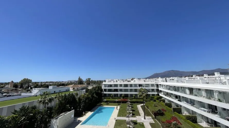 Dúplex de 3 dormitorios en Estepona, Spain No. 669 № 7