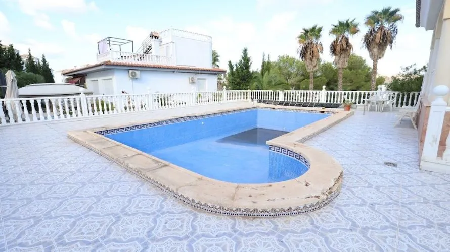 Apartamento de 5 dormitorios en Alicante, Spain No. 1556 № 2
