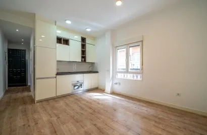 Apartamento de 2 dormitorios en Madrid, España No. 1691
