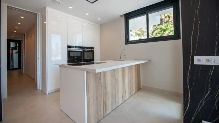 Apartamento de 4 dormitorios en Benidorm, España No. 1209 № 2