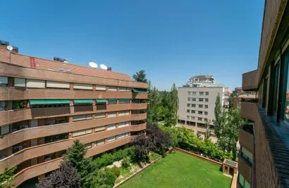 Apartamento de 4 dormitorios en Madrid, España No. 1274