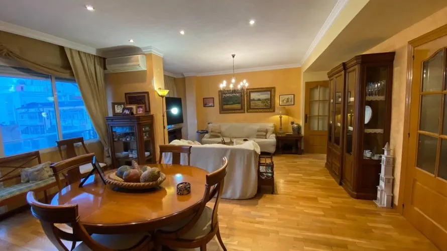 Apartamento de 4 dormitorios en Alicante, España No. 1416 № 1