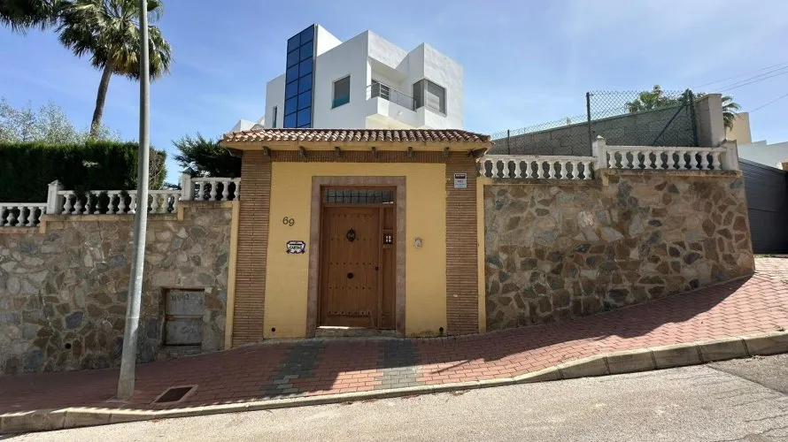 Apartamento de 4 dormitorios en Torrevieja, España No. 1705 № 1