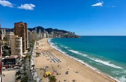 Apartamento de 3 dormitorios en Benidorm, Spain No. 1422