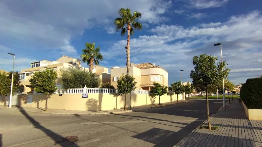 Apartamento de 6 dormitorios en Torrevieja, España No. 1512 № 4