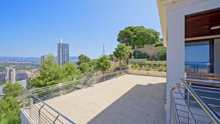 Apartamento de 4 dormitorios en Benidorm, España No. 1279