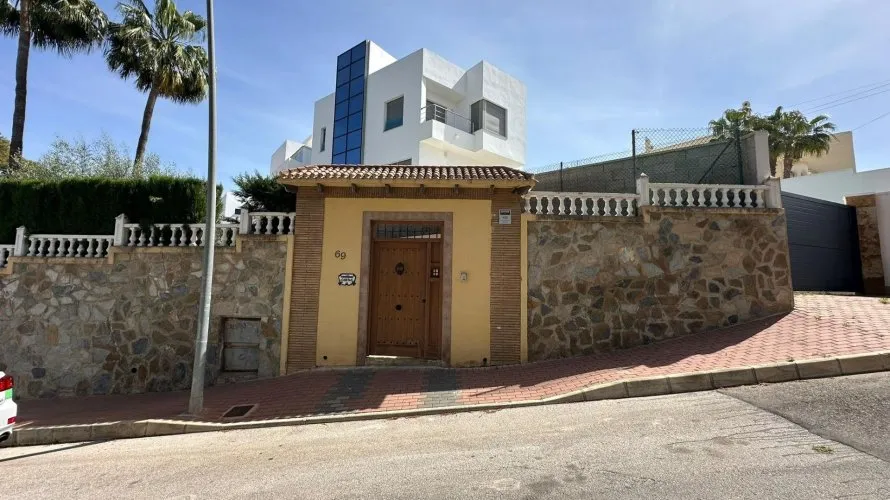 Apartamento de 4 dormitorios en Torrevieja, España No. 1705 № 2