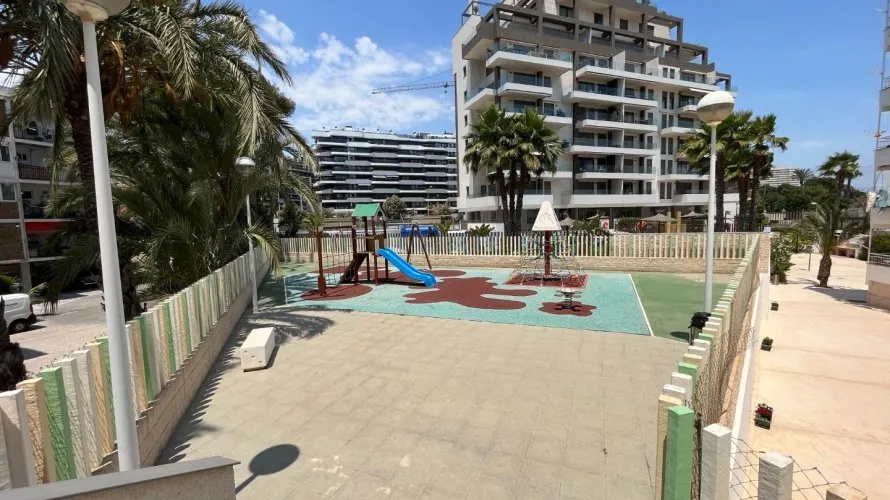 Apartamento de 2 dormitorios en Alicante, España No. 1072 № 21