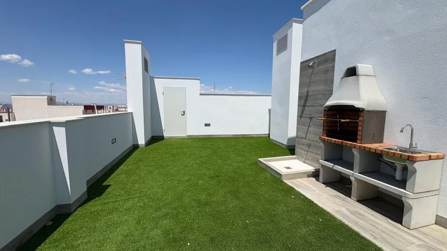 Apartamento de 2 dormitorios en Torrevieja, España No. 1083 № 2